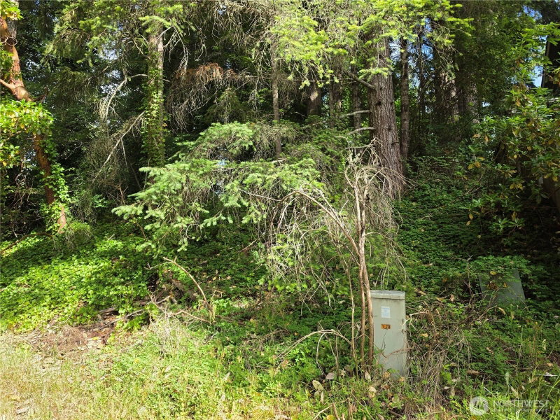 140 NE Matthew Drive photo 2