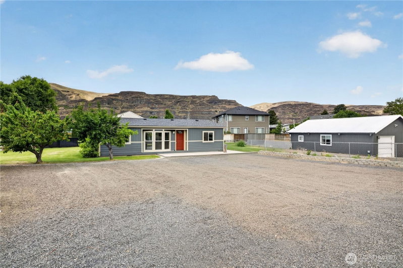 898 Hunter Avenue SW photo 2