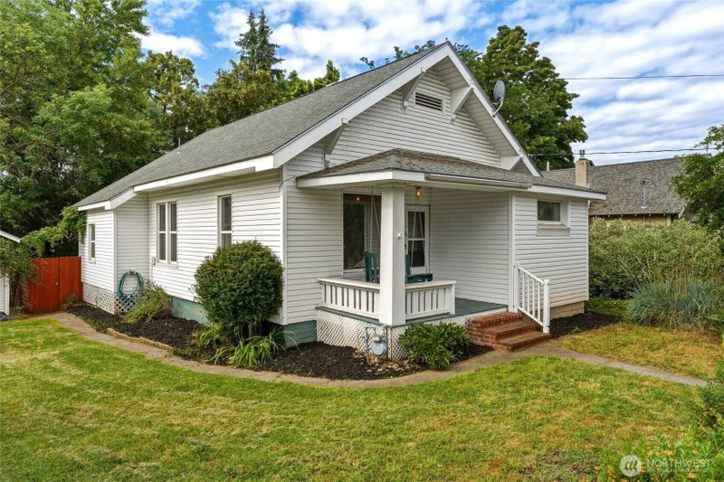884 Pleasant Street photo 2