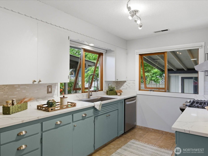 301 W Plum Street photo 2