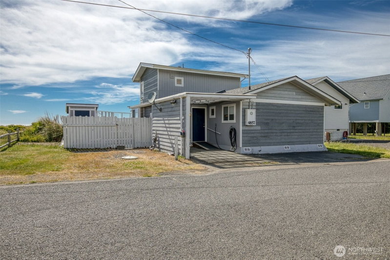 48571 Pacific Avenue photo 2