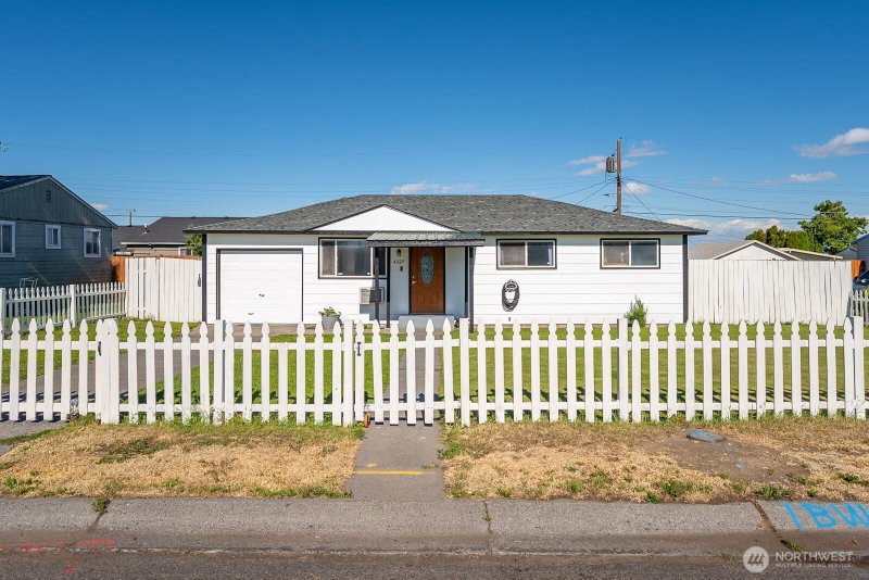 4325 Sun Drive NE photo 1
