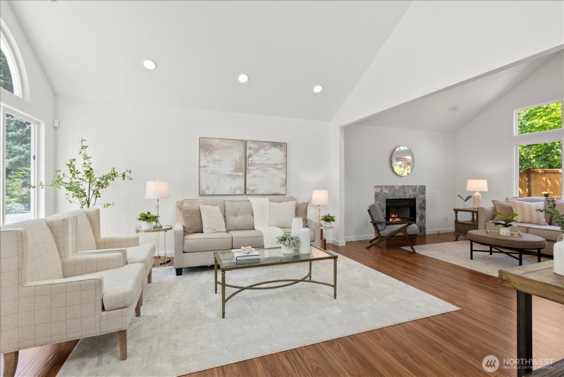 1828 NE Serpentine Place photo 2