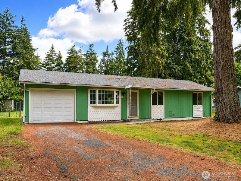 821 Gregory Way SE photo 2