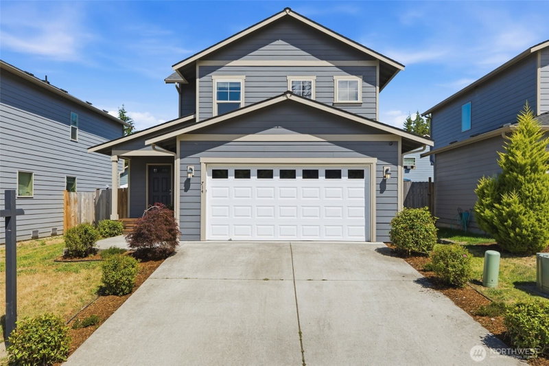 714 SE Olga Circle photo 2