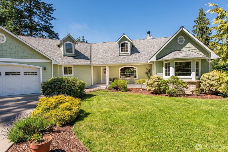 142 Charles Way photo 2