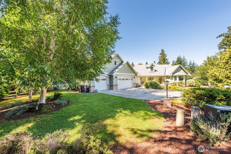 142 Charles Way photo 40