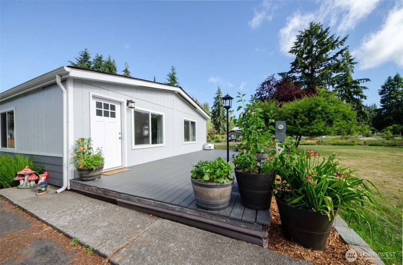 17728 Irwin Street SW photo 2