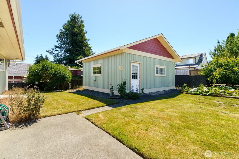 1015 35th Street photo 2