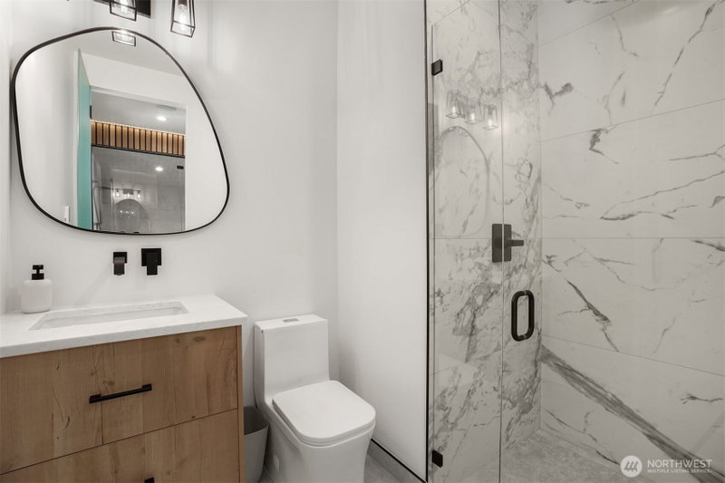 811 E Hyak Dr photo 35