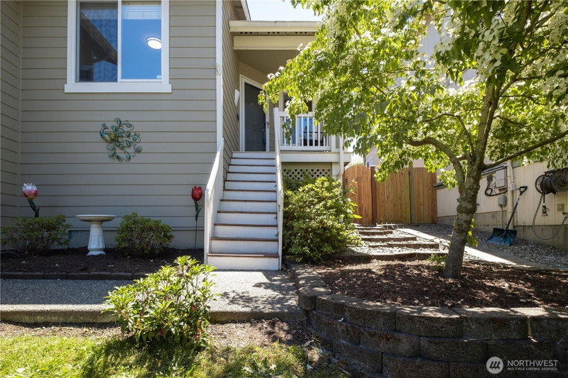 6724 49 Place NE photo 2