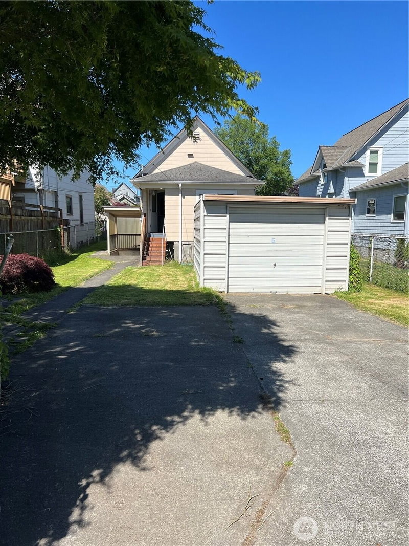 2219 Rockefeller Ave photo 2