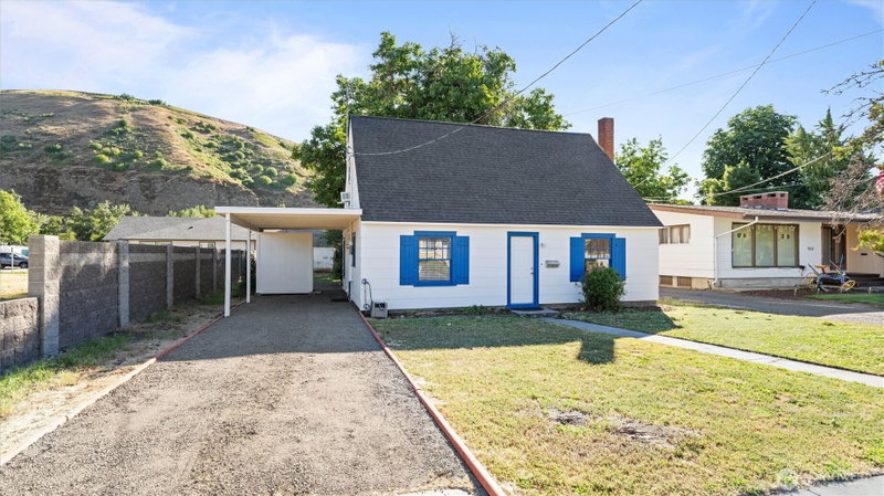 906 S 3rd photo 2