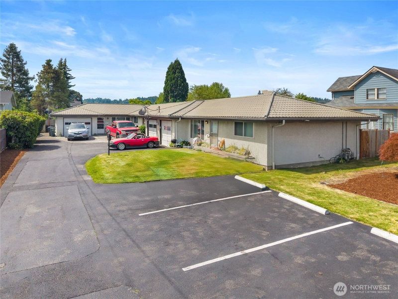 1010 W Pioneer photo 2