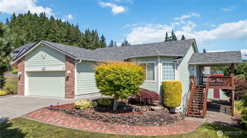 912 Edinburgh Court photo 2