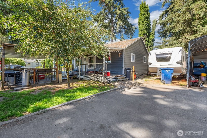3009 D Street SE photo 2