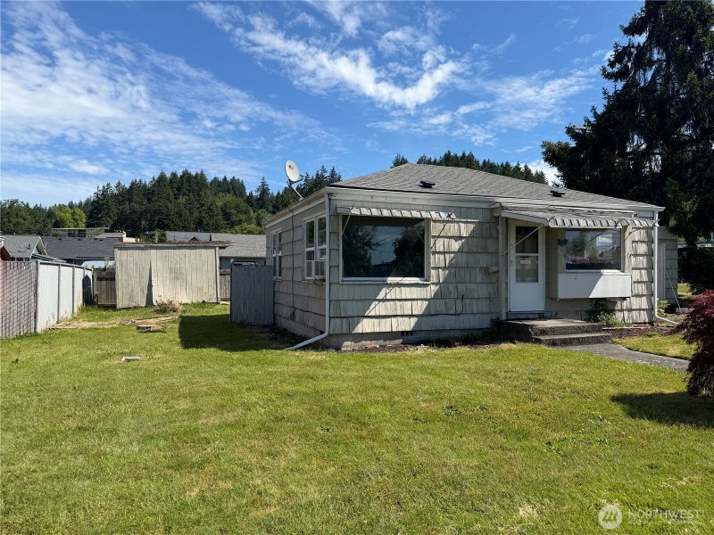 1538 Wilson Street SW photo 2