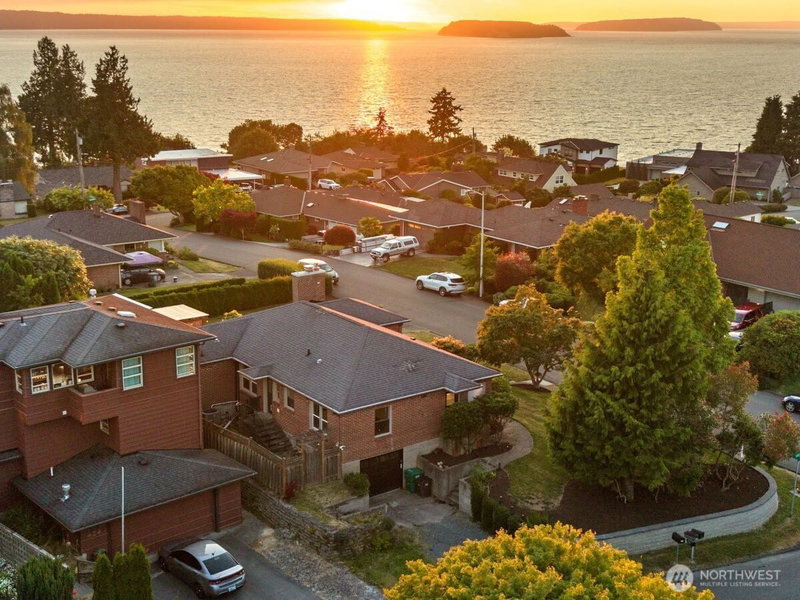 422 Crown Drive photo 1