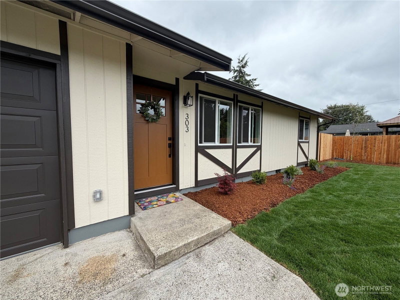 303 Railroad Street SW photo 2