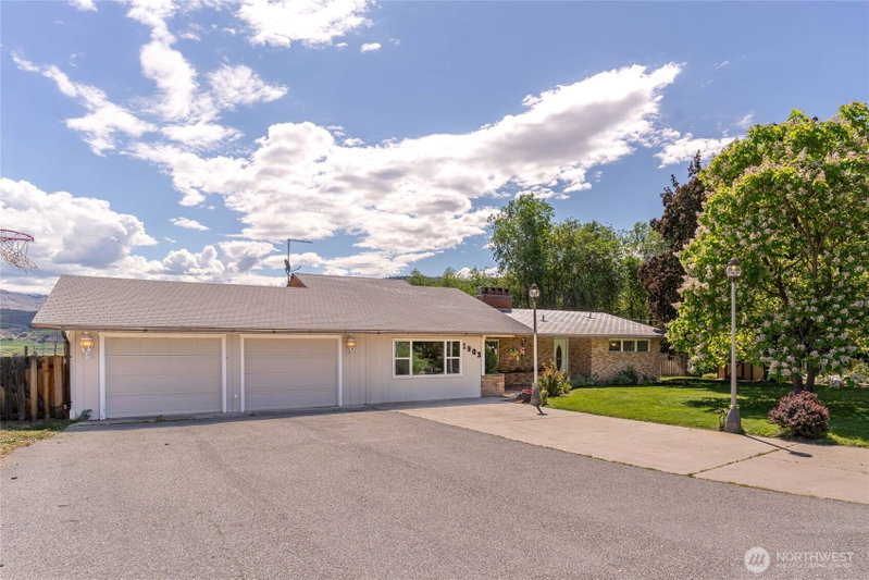 1903 Deerpath Drive photo 2