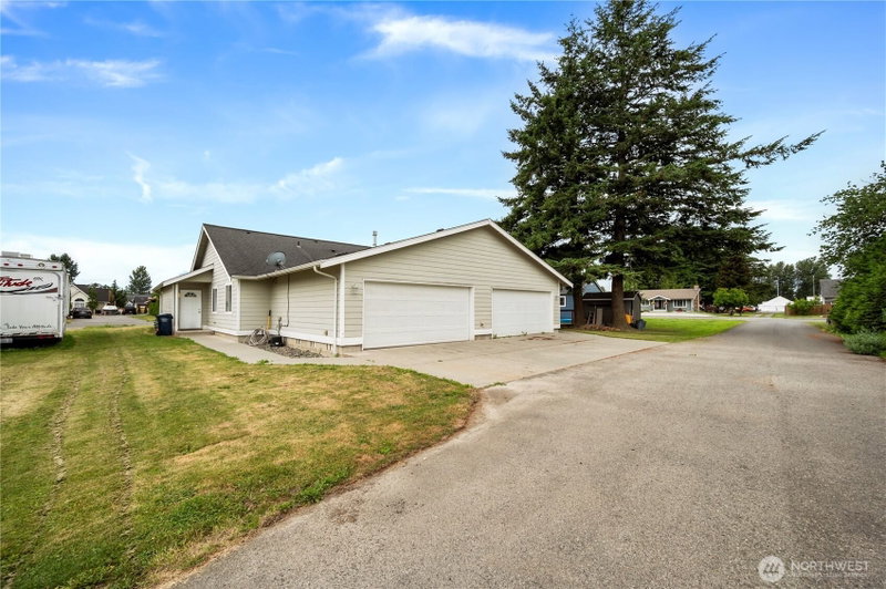 208 Noble Street photo 31