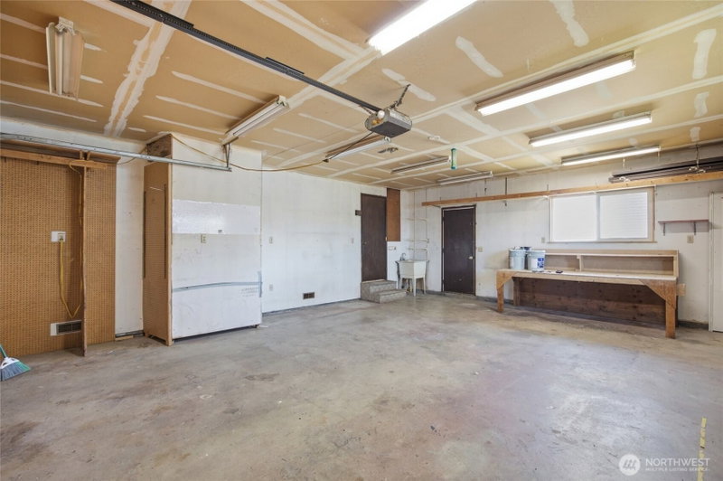 155 NE D Street photo 32