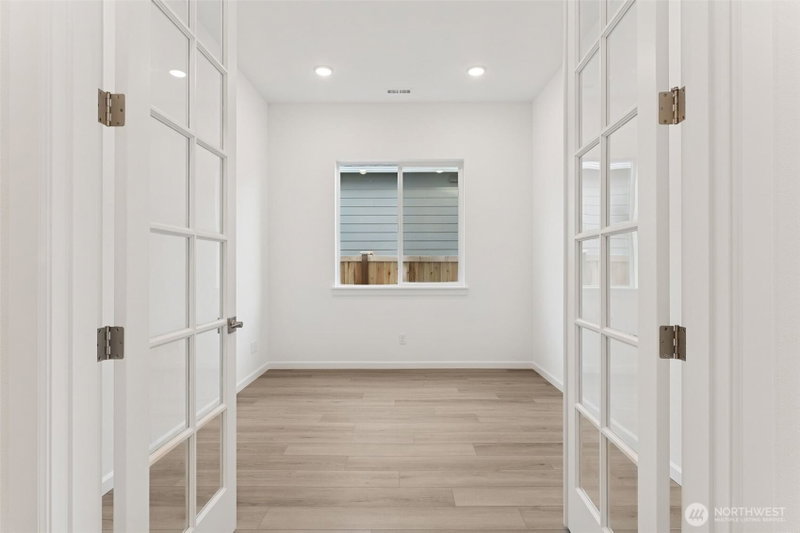 5811 Thornhill Avenue SW #300 photo 2