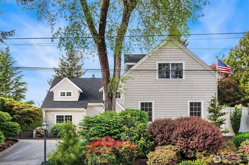 10910 NE 18th Place photo 2