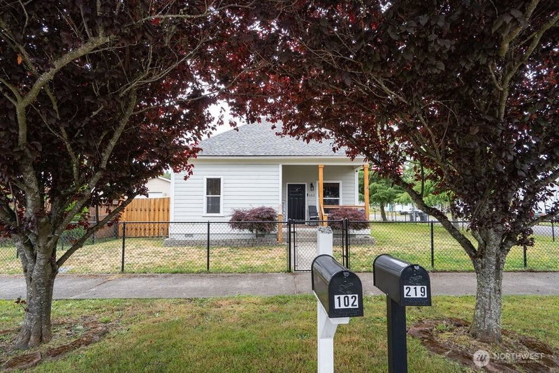 102 W Anderson Street photo 2