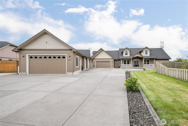 2487 Redwood Avenue photo 1