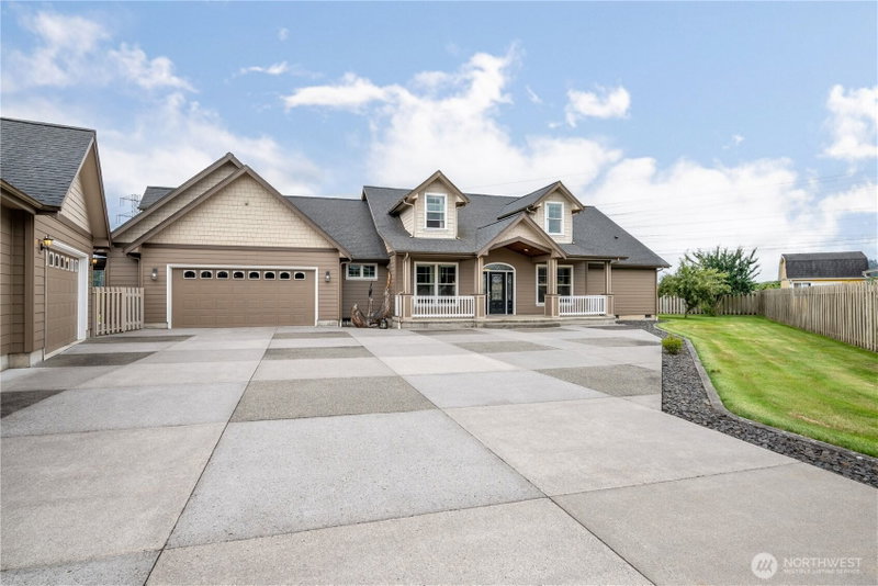 2487 Redwood Avenue photo 2