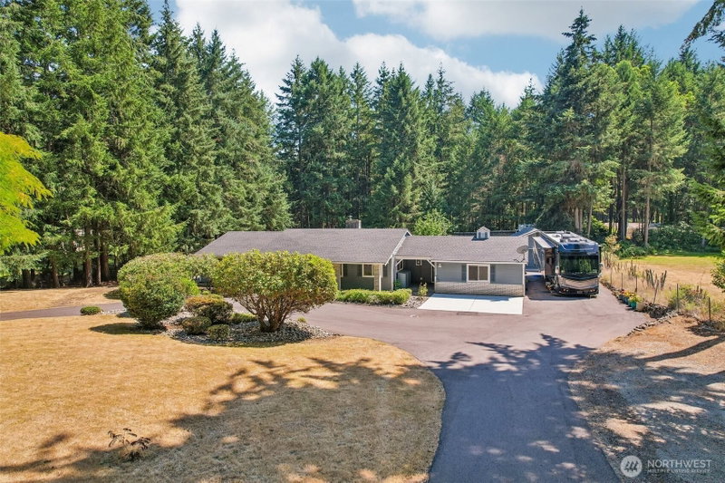 884 Kamus Place photo 2