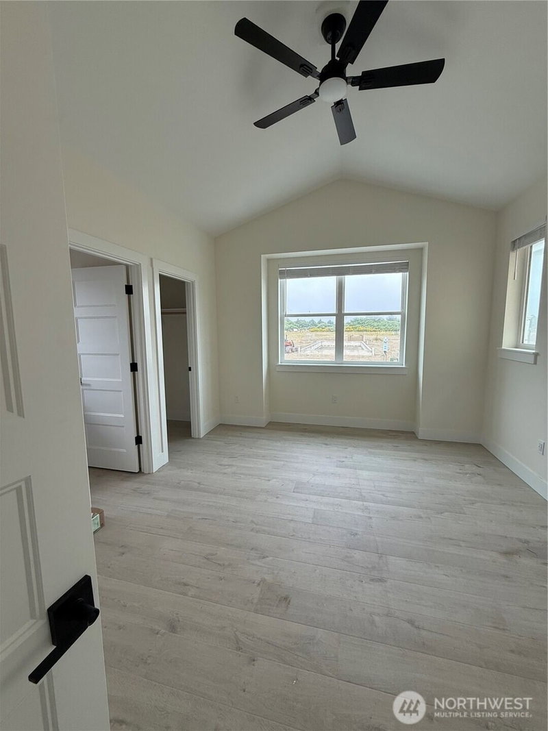 424 Swordfern Court SW photo 9