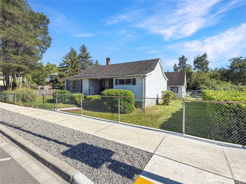 702 Martin Street photo 2
