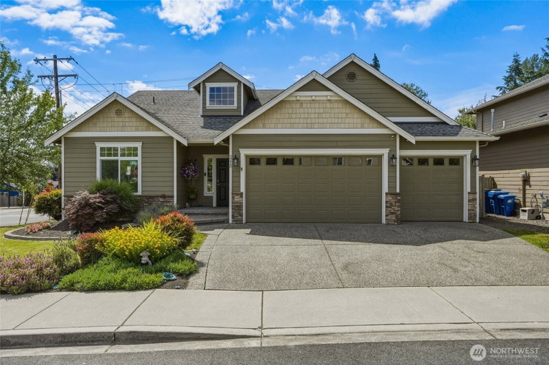 2210 Lincoln Place photo 2