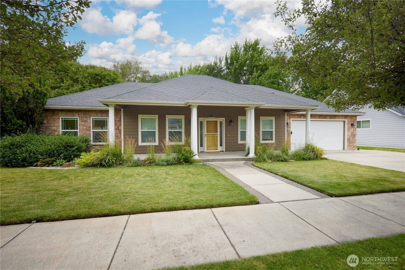 1676 Greenbriar Drive photo 2