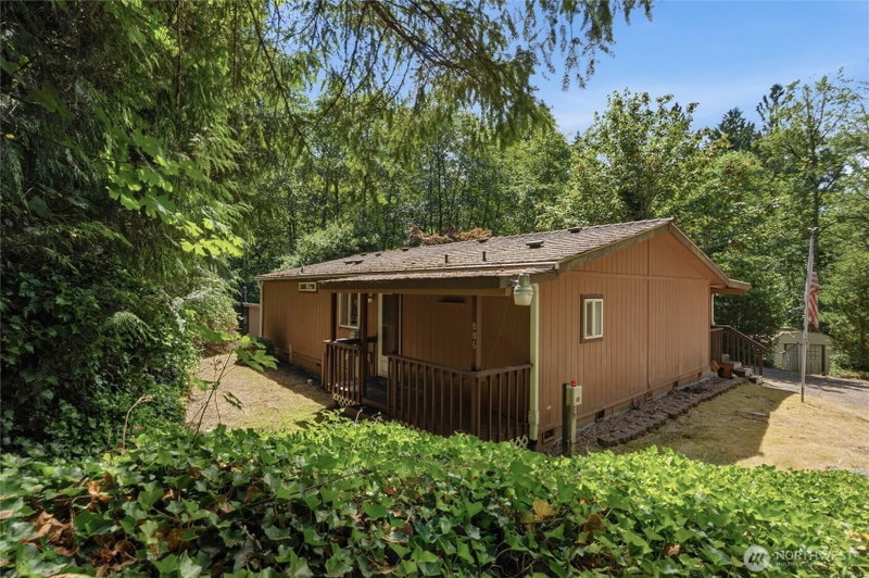 886 Woods Road E photo 2