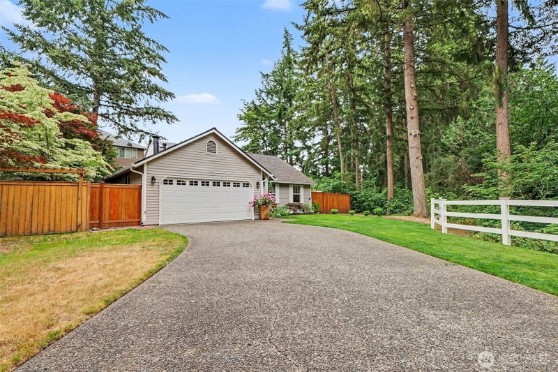 104 Bremerton Place NE photo 2