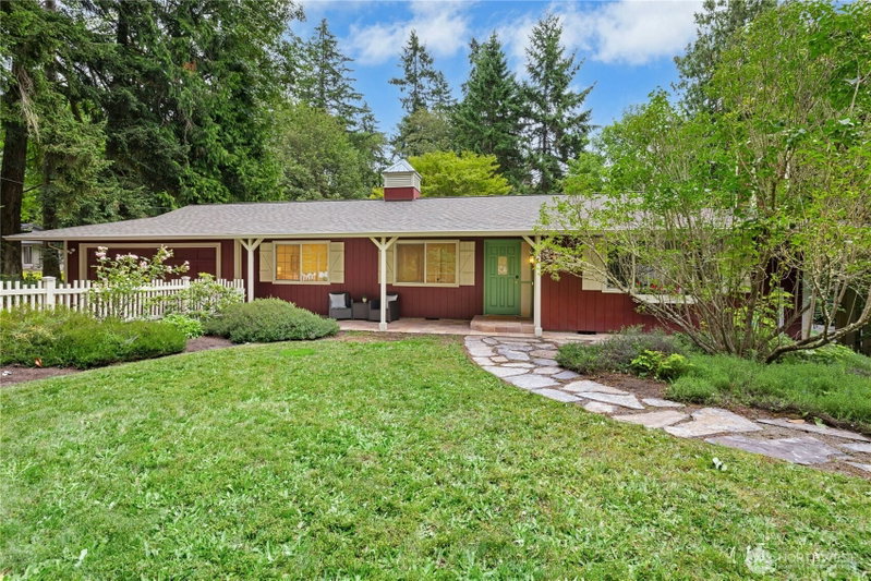 10796 Manitou Beach Drive NE photo 2