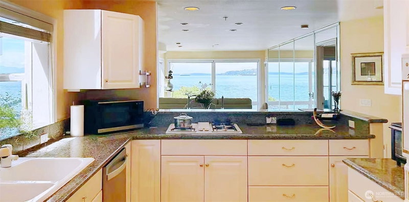 1170 SW Alki #300 photo 6