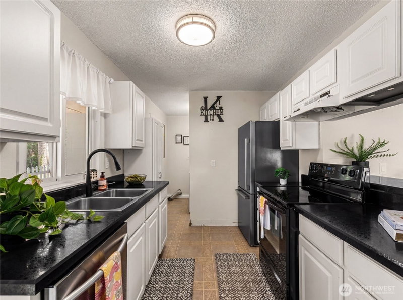 593 Rolfs Place photo 2