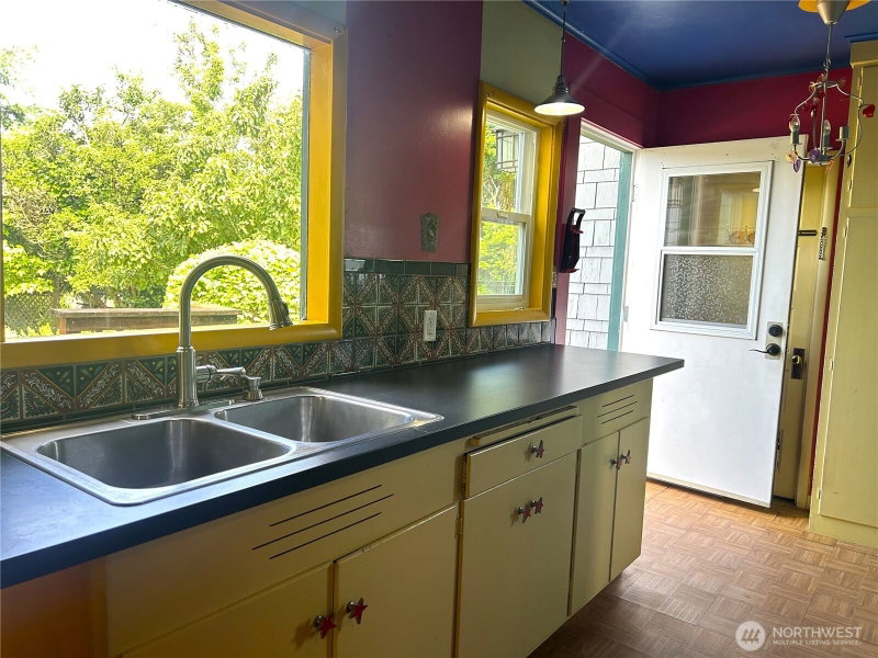 725 Euclid Way photo 2