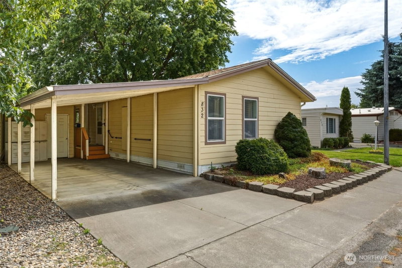 832 SE Scenic View Drive photo 2