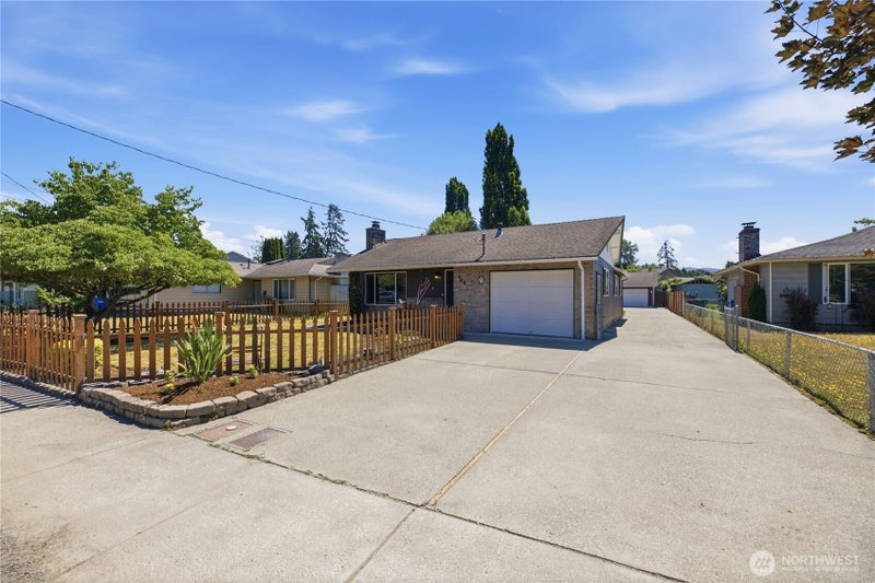 506 Calistoga Street W photo 1