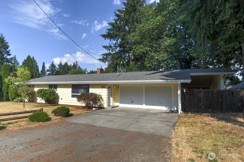 2208 Angela Street SE photo 2