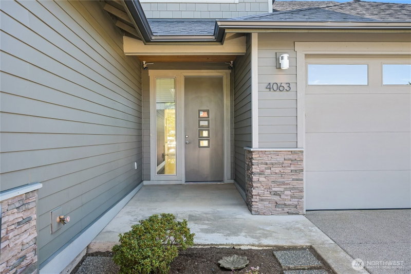 4063 Kingston Road photo 2