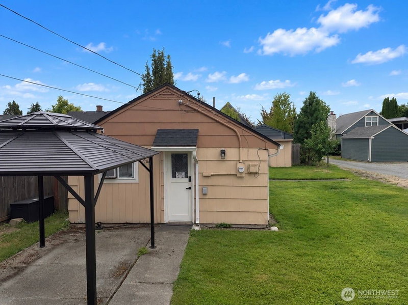 805 1/2 4TH Avenue SW photo 2