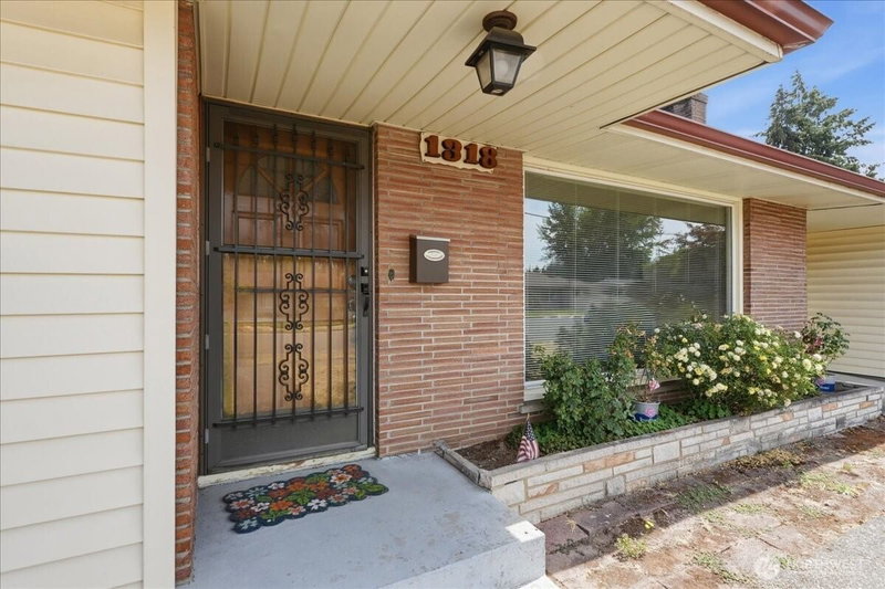 1318 F Street SE photo 2