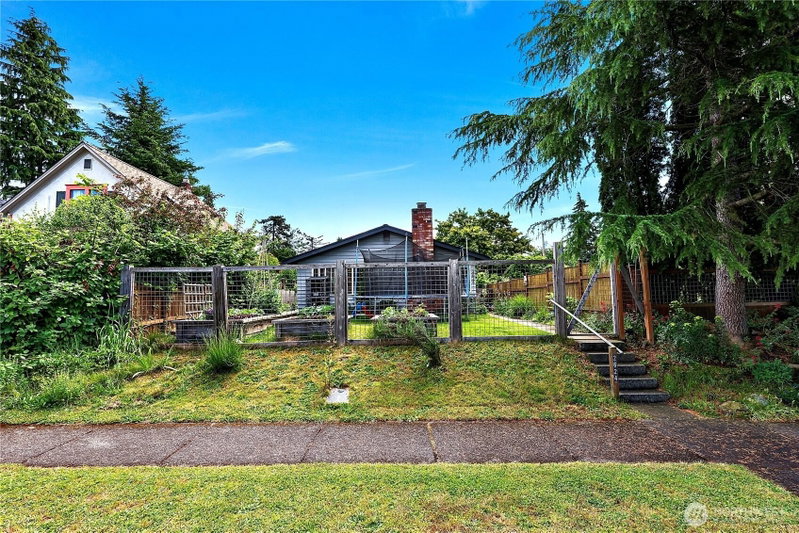 2624 Franklin photo 1