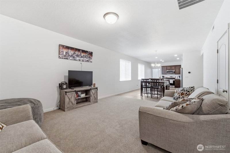 403 Emerald Avenue photo 2